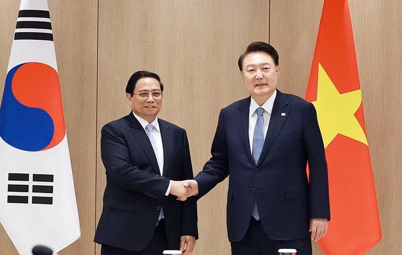 越南政府总理范明正会见韩国总统尹锡悦。（图片来源：VGP）