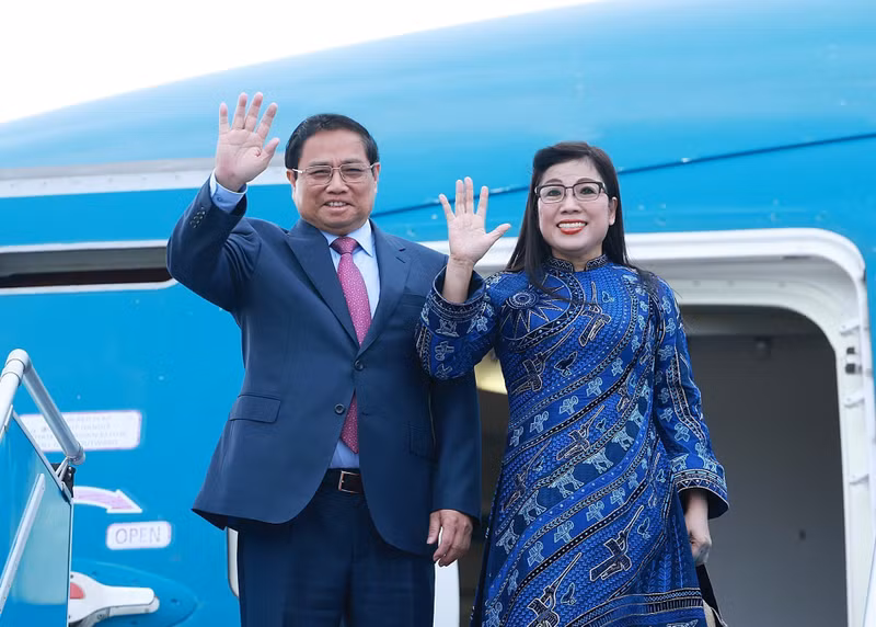 越南政府总理范明正偕夫人启程前往中东三国进行访问。（图片来源：越通社）