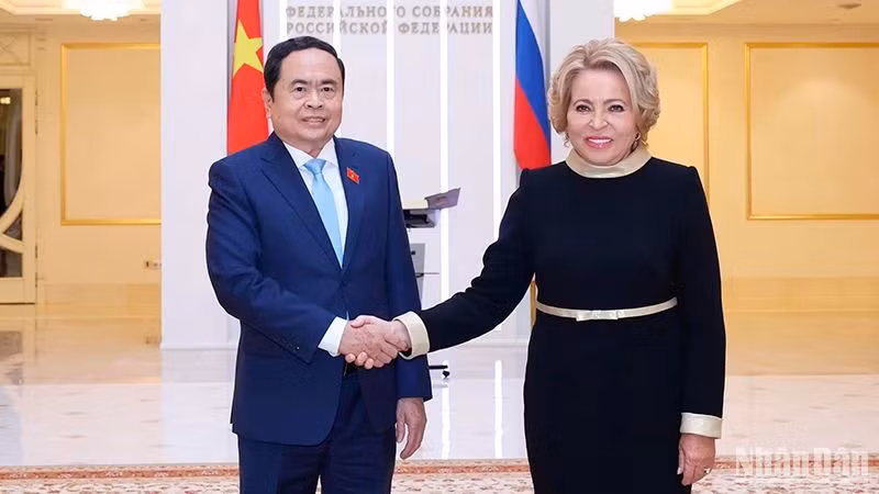 越南国会主席陈青敏与俄罗斯联邦委员会主席瓦莲金娜。