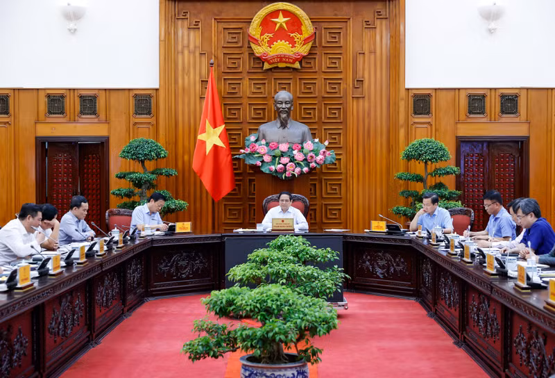 越南政府总理范明正主持会议。（图片来源：VGP）