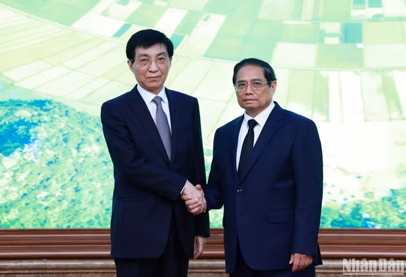 越南政府总理范明正会见中国政协主席王沪宁。