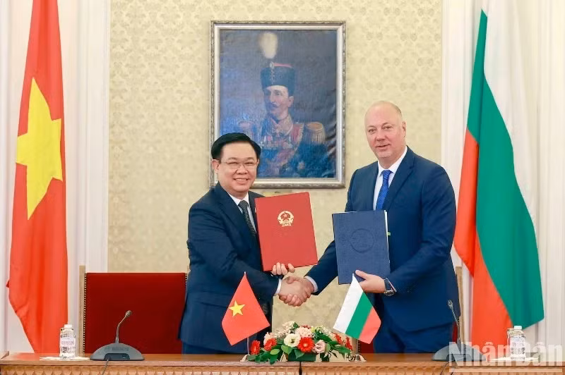 越南国会主席王廷惠和保加利亚议会议长罗森·季米特洛夫·热利亚兹科夫签署两国国会/议会合作协议。