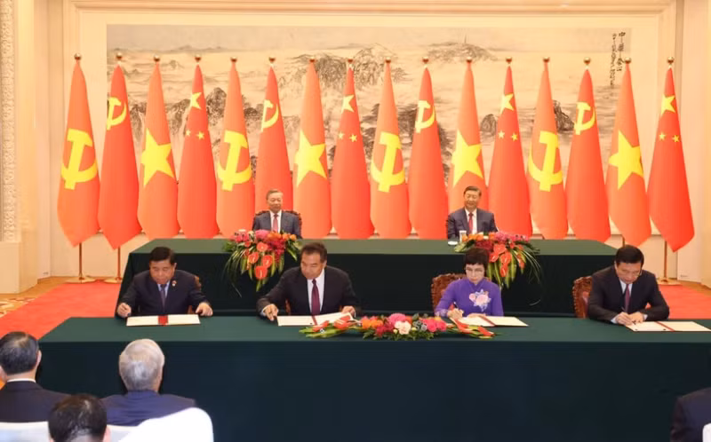 越南计划与投资部与中国国家国际发展合作署关于推动社会民生领域发展合作项目的谅解备忘录签字仪式。（图片来源：越通社）
