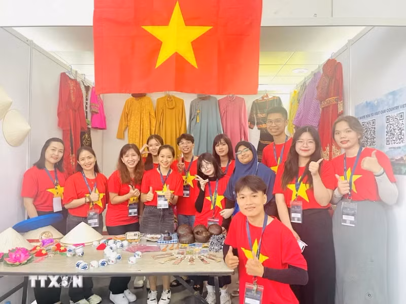 在活动上展示的越南传统服装和纪念品。（图片来源：越通社）