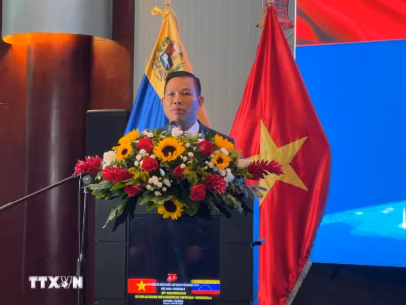 越南驻委内瑞拉大使武忠美在纪念典礼上发表讲话。（图片来源：越通社）