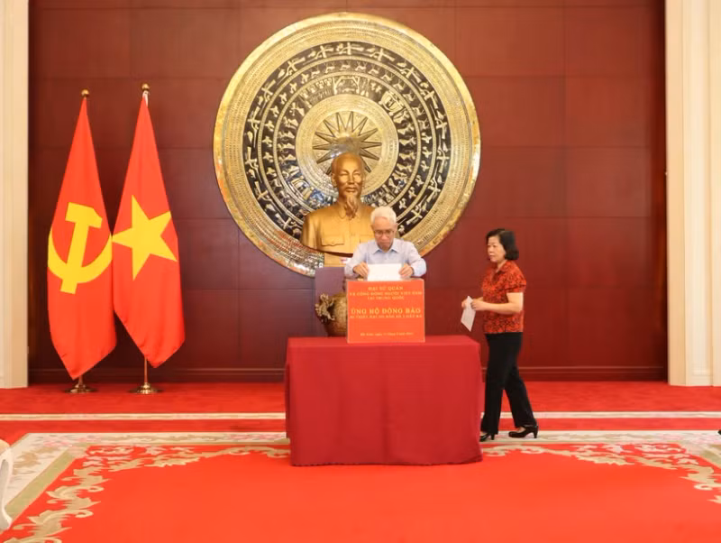 越南驻华大使馆为越南北部受灾群众举行捐款活动。