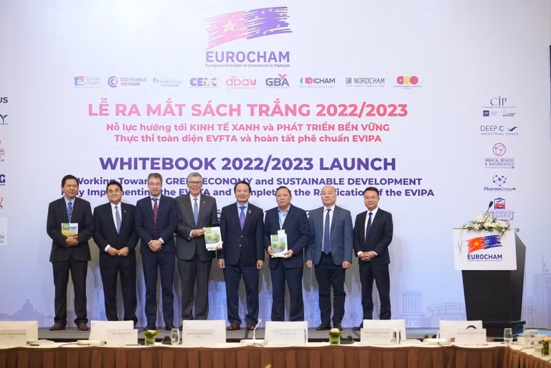 与会代表在2023年经济白皮书公布仪式上合影。
