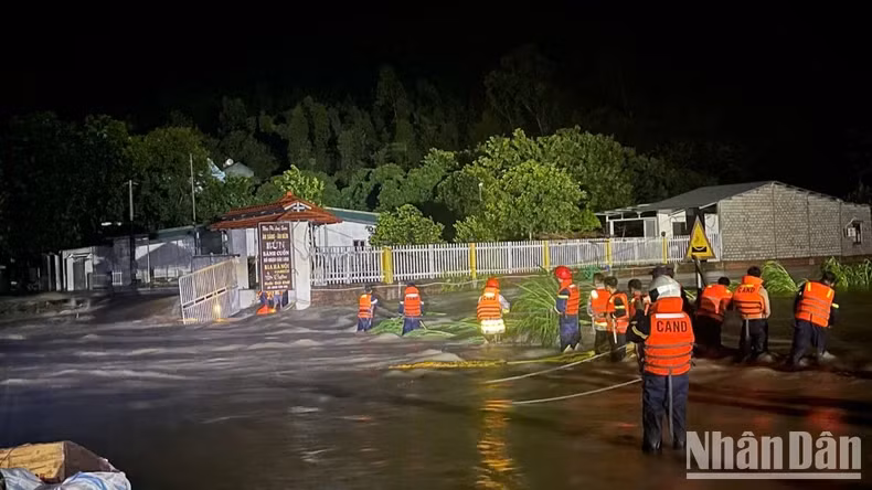 永福省公安连夜支援被困在台风中的一户家庭。