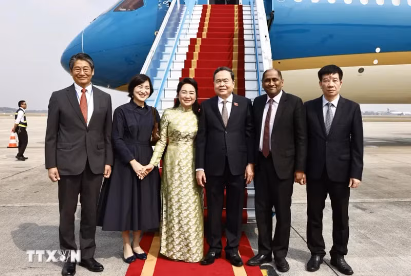 12月1日中午，新加坡大使贾亚·拉特南和日本大使伊藤直树为越南国会主席陈青敏及夫人送行，启程对新加坡共和国和日本进行正式访问。（图片来源：越通社）
