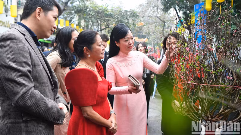 越南国家主席夫人和菲律宾总统夫人参观梳街传统花市。