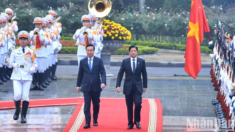 越南国家主席武文赏主持仪式，欢迎菲律宾总统费迪南德·罗慕尔德兹·马科斯访越.