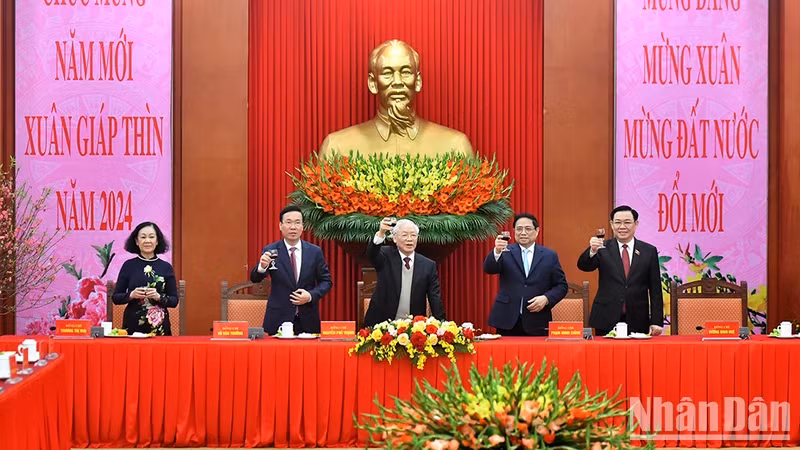 阮富仲总书记等党和国家领导人举杯庆祝2024年农历新年。