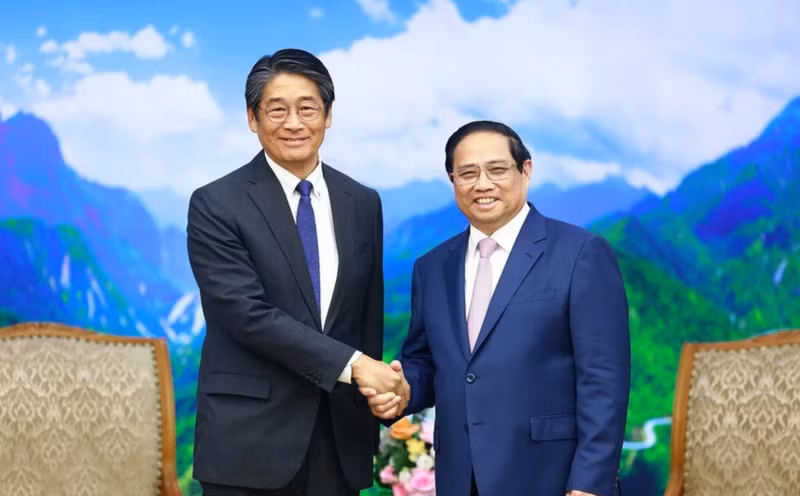 越南政府总理范明正会见日本新任驻越南大使伊藤直树。
