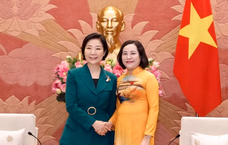 越南国会副主席阮氏青会见韩国中小企业创业部长吴永珠。（图片来源：越通社）
