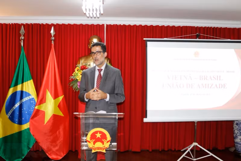 巴西外交部负责亚太地区事务副部长爱德华多·佩斯·萨博亚发表讲话。（图片来源：越通社）