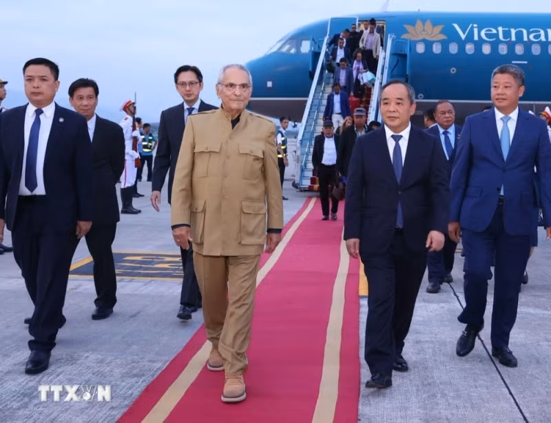 东帝汶民主共和国总统若泽·拉莫斯·奥尔塔抵达河内，对越南进行国事访问。（图片来源：越通社）