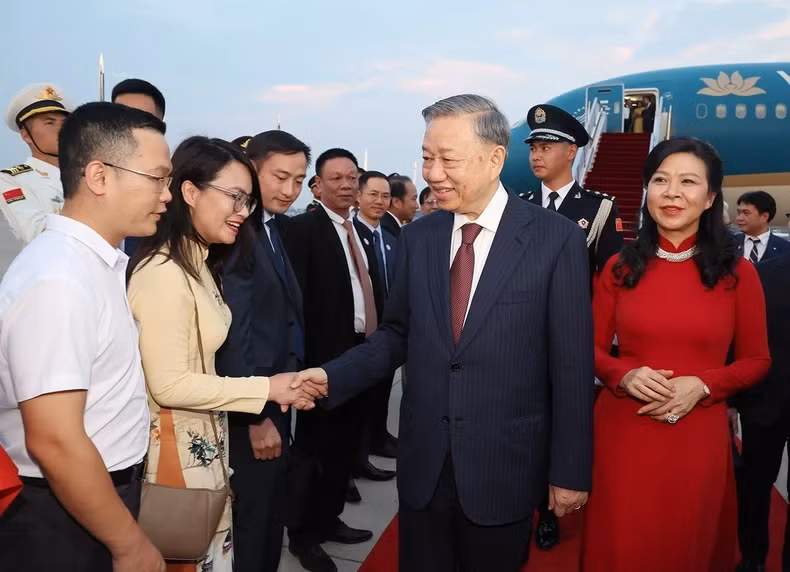 苏林总书记、国家主席和夫人欢迎仪式在北京国际机场举行。（图片来源：越通社）