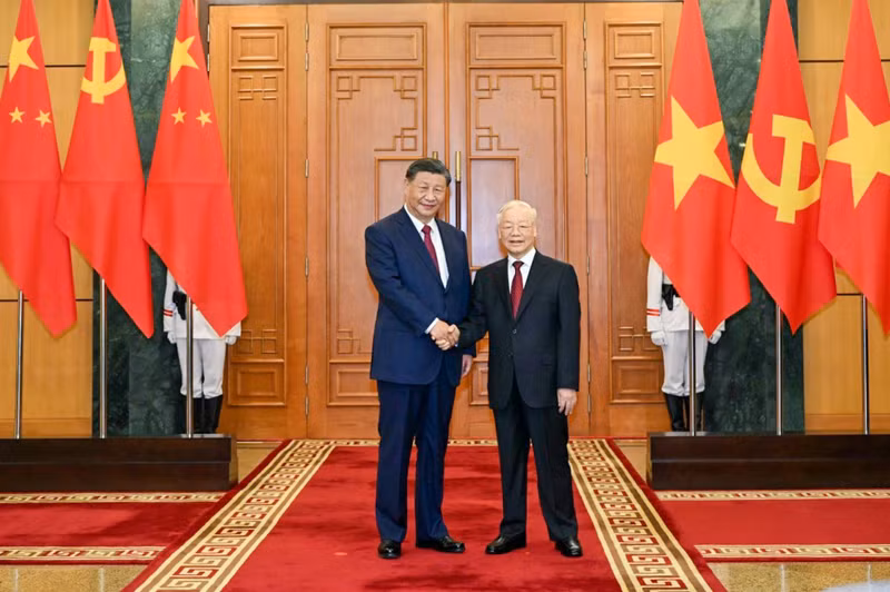 越共中央总书记阮富仲和中共中央总书记、中国国家主席习近平合影。