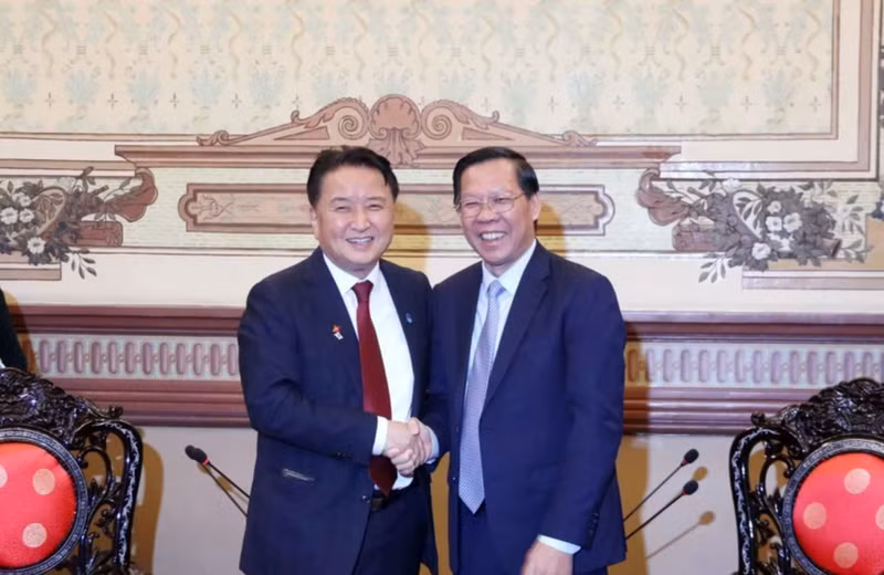 胡志明市人民委员会主席潘文买会见韩国忠清北道知事金英焕。（图片来源：越通社）