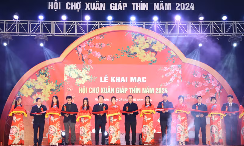 2024甲辰年春节展销会开幕。