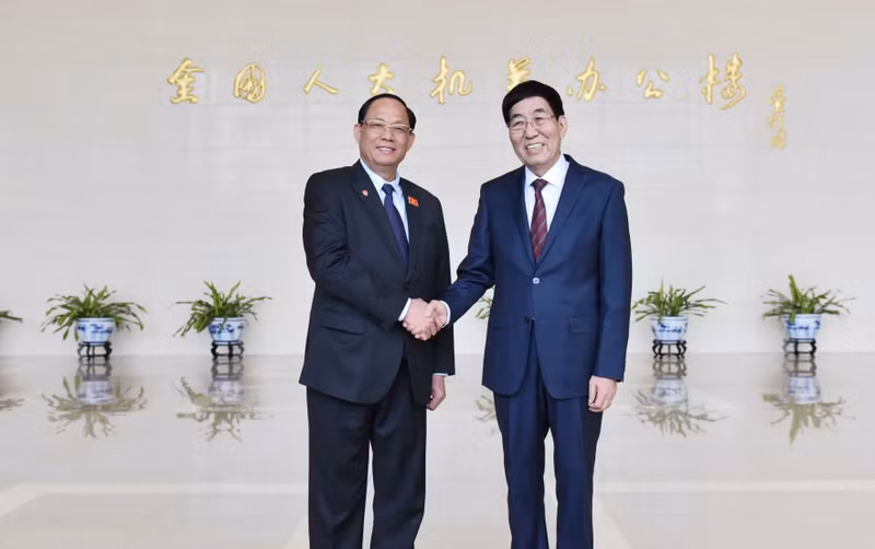 越南国会副主席、越中友好议员小组主席陈光方和中国全国人民代表大会民族委员会主任、中越友好议员小组主席巴音朝鲁。（图片来源：国会官网）