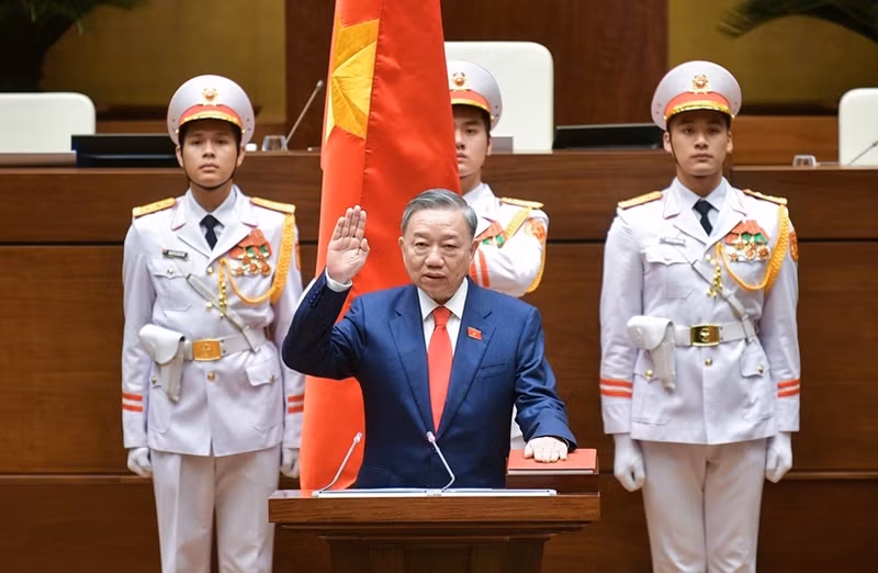越南国家主席苏林宣誓就职。