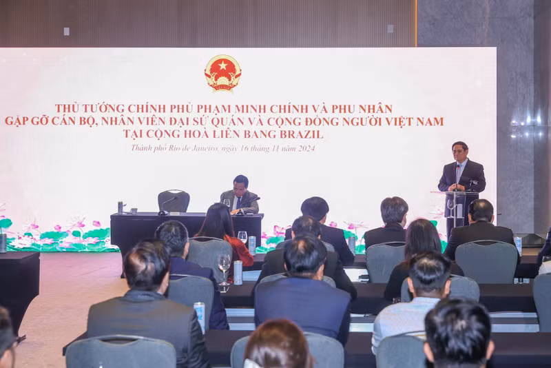 越南政府总理范明正会见旅居巴西越南侨胞。（图片来源：VGP）