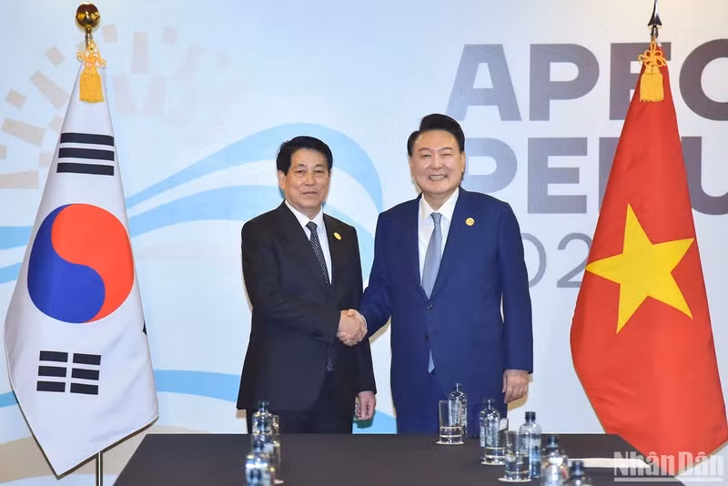 越南国家主席梁强会见韩国总统尹锡悦。