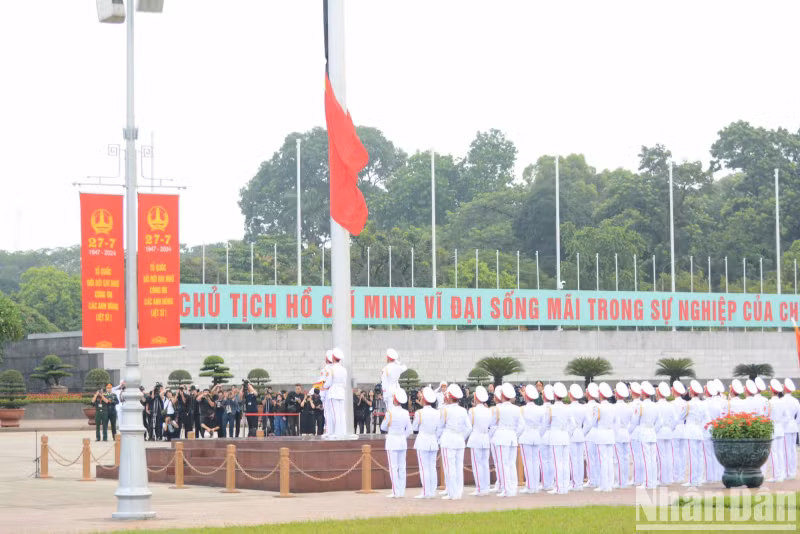 国旗降半旗仪式在巴亭广场隆重举行。