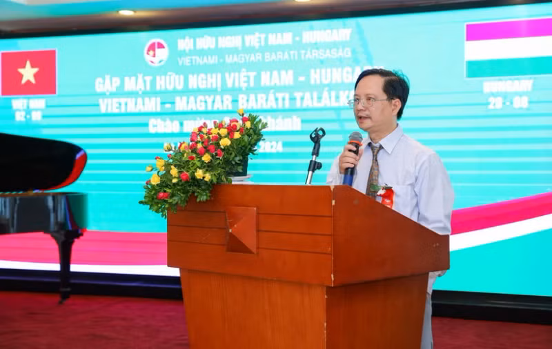 越南-匈牙利友好协会主席武黄灵在见面会上发表讲话。