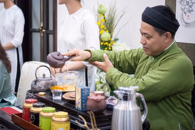 艺术家陶德孝为两位夫人泡茶。