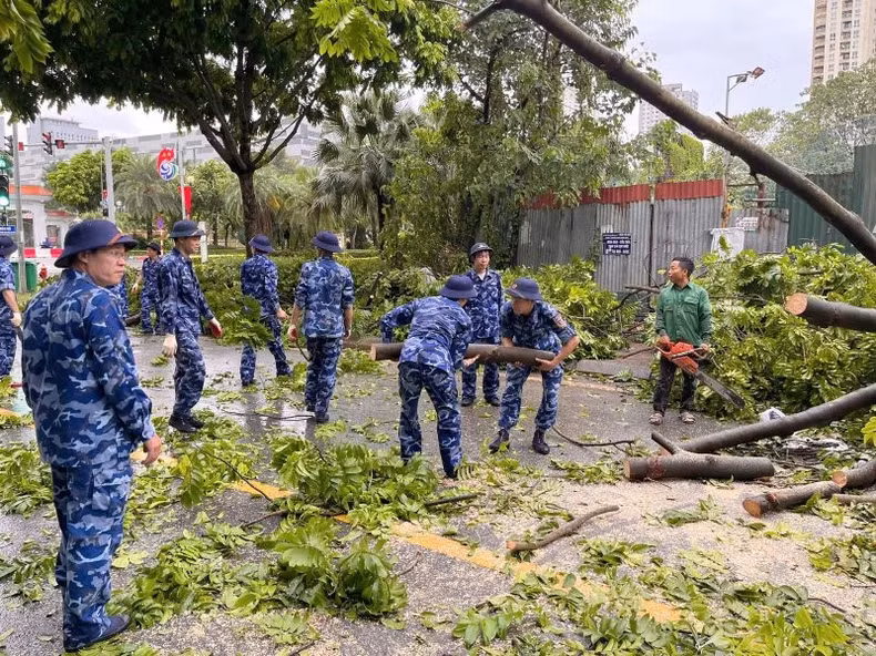 海警官兵与职能力量配合克服第三号台风的后果。