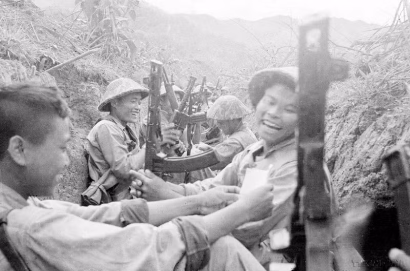 两场战斗之间士兵的休息时间，尽管艰苦，兵士们仍然乐观、热爱生活。（图片来源：越通社）
