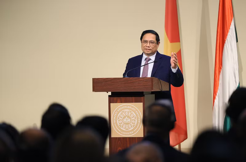 范明正总理在匈牙利国家行政大学发表重要讲话。（图片来源：越通社）