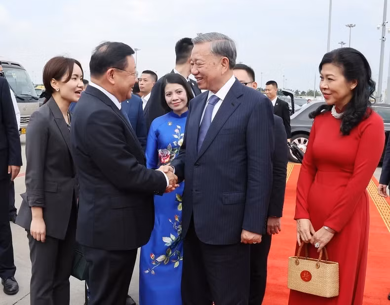 苏林总书记、国家主席和夫人欢送仪式在中国广东省广州市白云国际机场举行。（图片来源：越通社