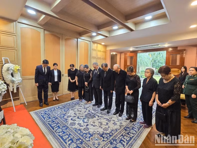 旅居泰国侨胞吊唁越共中央总书记阮富仲逝世。