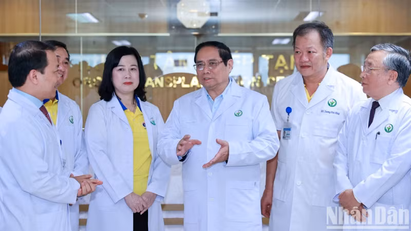 此前，政府总理范明正与卫生部领导和越德友谊医院器官移植中心医生团队进行交谈。