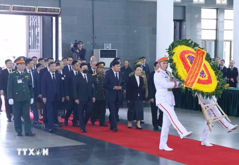 由老挝人民革命党中央总书记、老挝国家主席通伦·西苏里率领的越南党、国家领导人代表团吊唁阮富仲总书记逝世。（图片来源：越通社）