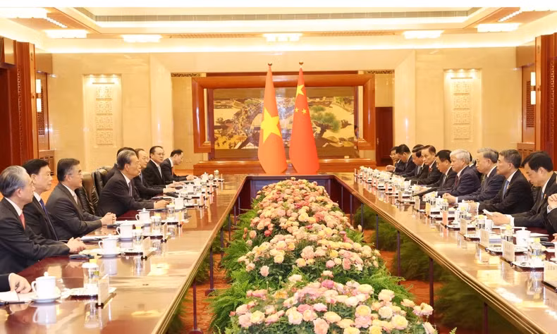 越共中央总书记、国家主席苏林会见中国全国人大常委会委员长赵乐际。（图片来源：越通社）