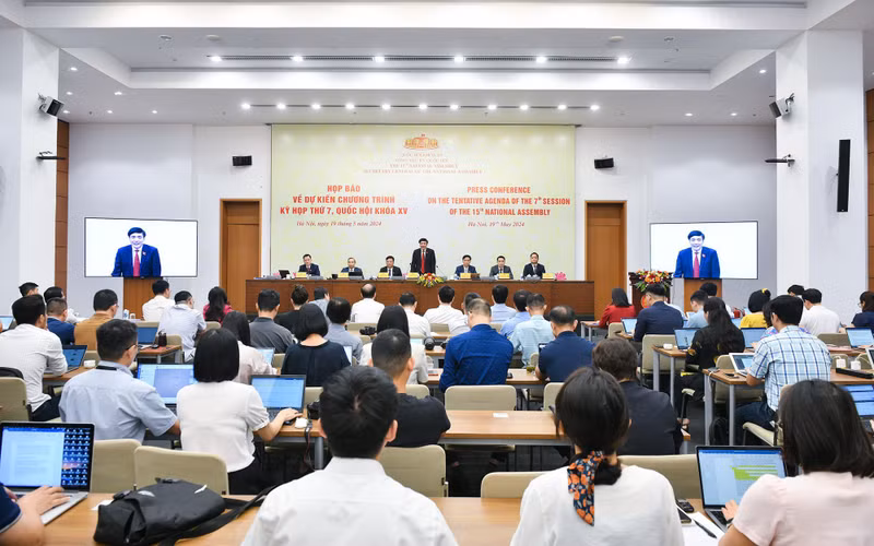 越南国会秘书长、国会办公厅主任裴文强主持新闻发布会，介绍第十五届国会第七次会议议程。