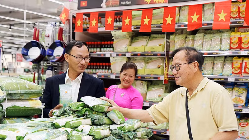 “越南米饭”大米也出现在法国领先的零售分销集团E.Leclerc和家乐福分销系统的超市货架上。