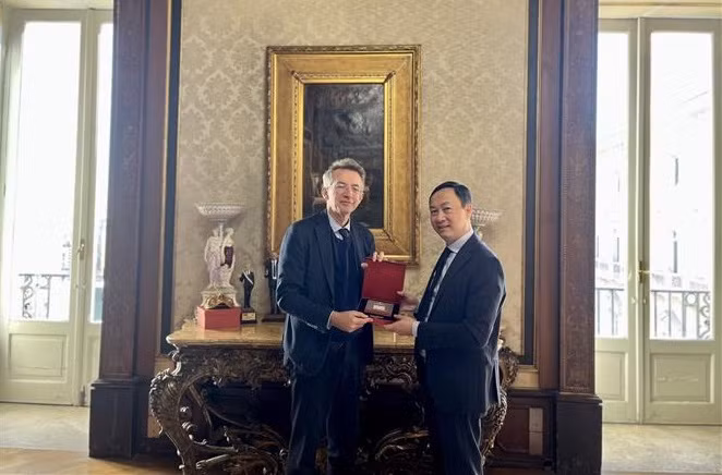 杨海兴大使和那不勒斯市市长加埃塔诺·曼弗雷迪。（图片来源：越通社）