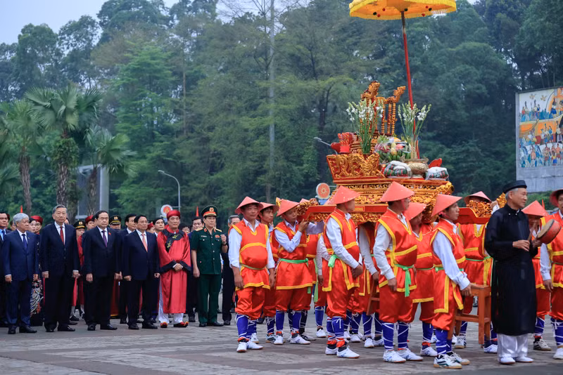 越南政府总理范明正、党、国家领导出席雄王祭祖仪式。 越南政府总理范明正、党、国家领导出席雄王祭祖仪式。