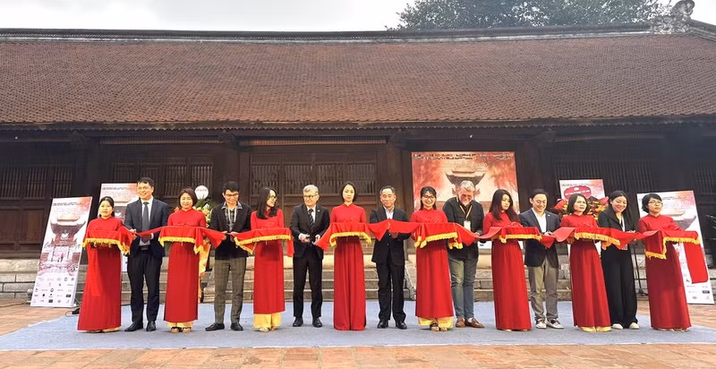 国际水彩画展在文庙国子监开展。