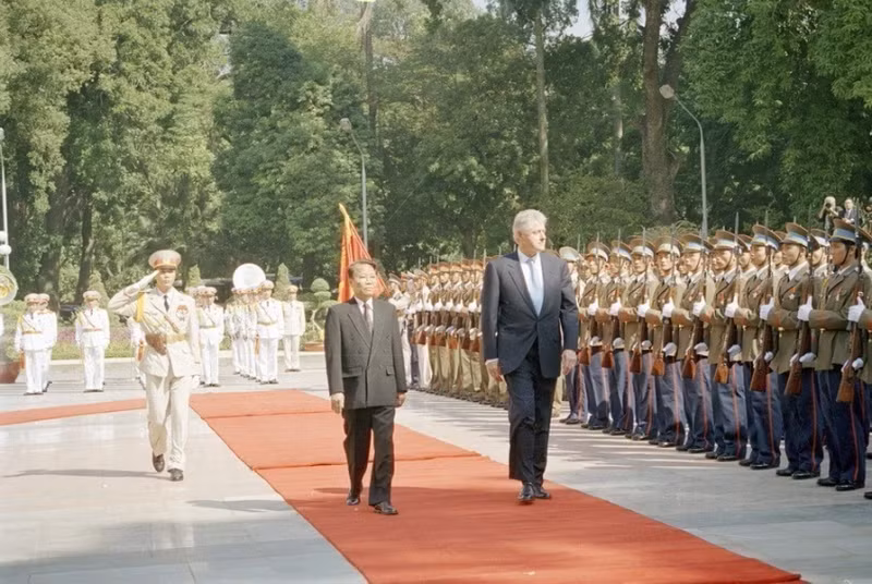 越南国家主席陈德良主持仪式，欢迎美国总统比尔·克林顿正式访问越南（2000年11月）。
