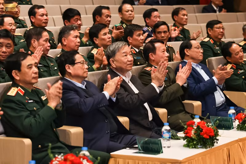 越共中央总书记苏林 、越南政府总理范明正出席观看。