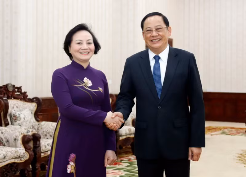 老挝总理宋赛·西潘敦会见越南内务部部长范氏清茶。