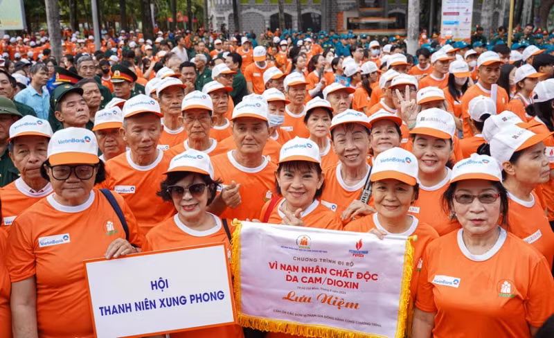 超过5000人参加2024年致力于橙剂受害者步行活动。