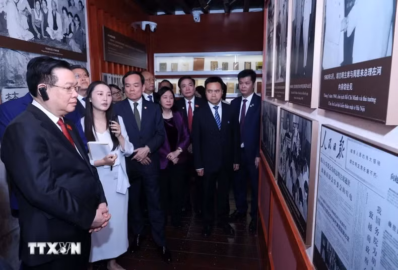 国会主席王廷惠参观了位于昆明市的胡志明主席遗迹区。