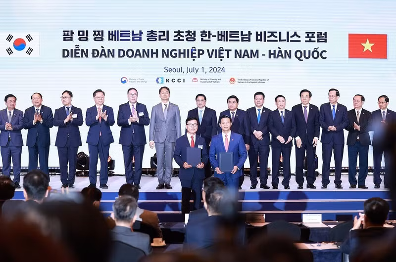 范明正总理见证越南与韩国企业合作谅解备忘录交换仪式。